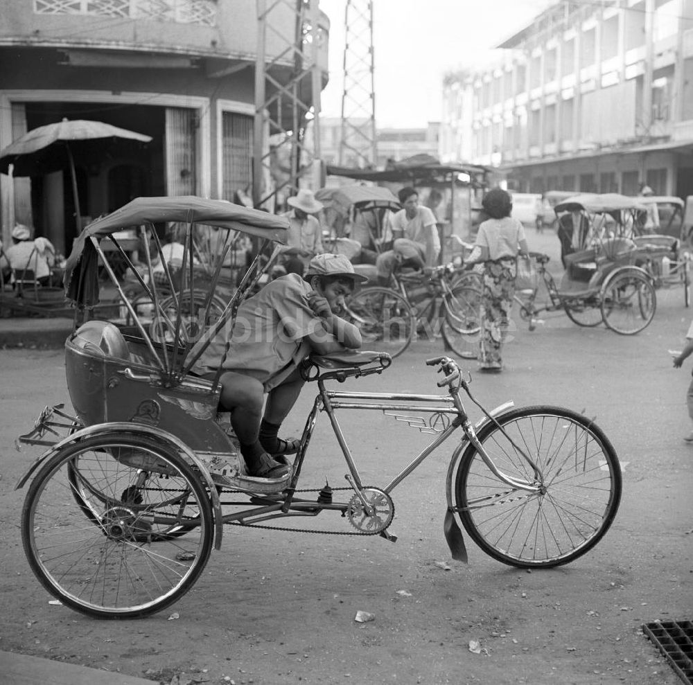 DDR-Bildarchiv: Vientiane - Laos historisch - Rikscha 1976