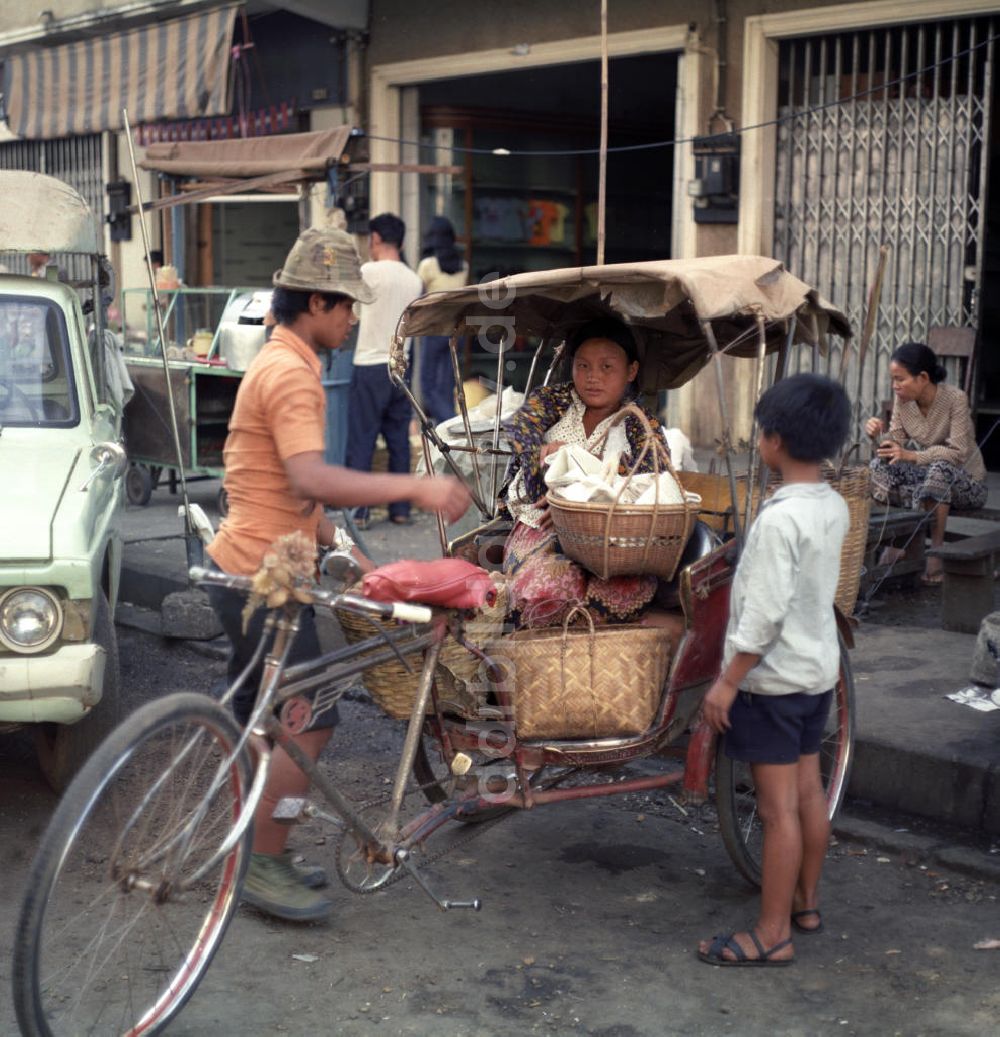 DDR-Fotoarchiv: Vientiane - Laos historisch - Rikscha 1976