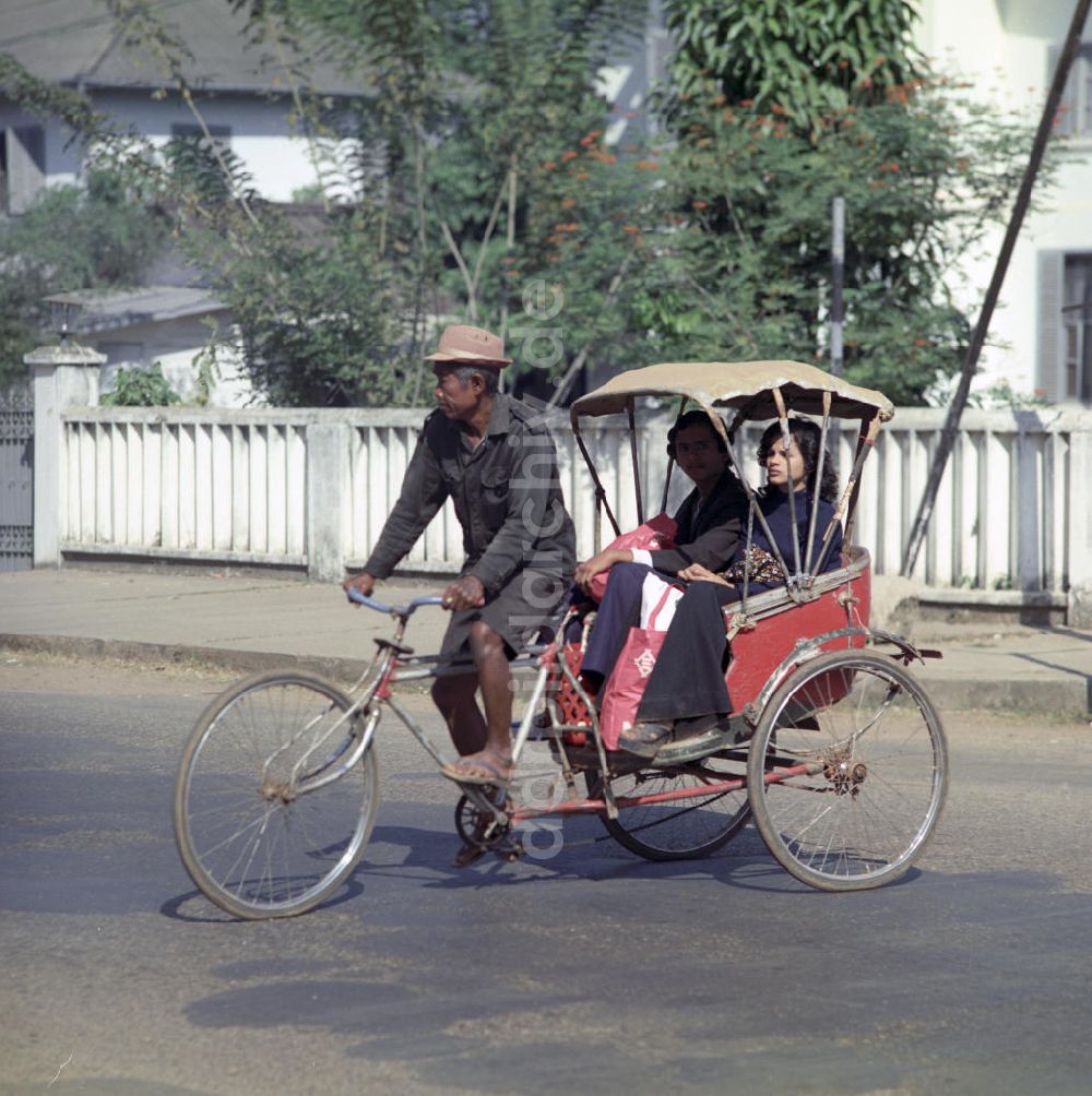 Vientiane: Laos historisch - Rikscha in Vientiane 1976