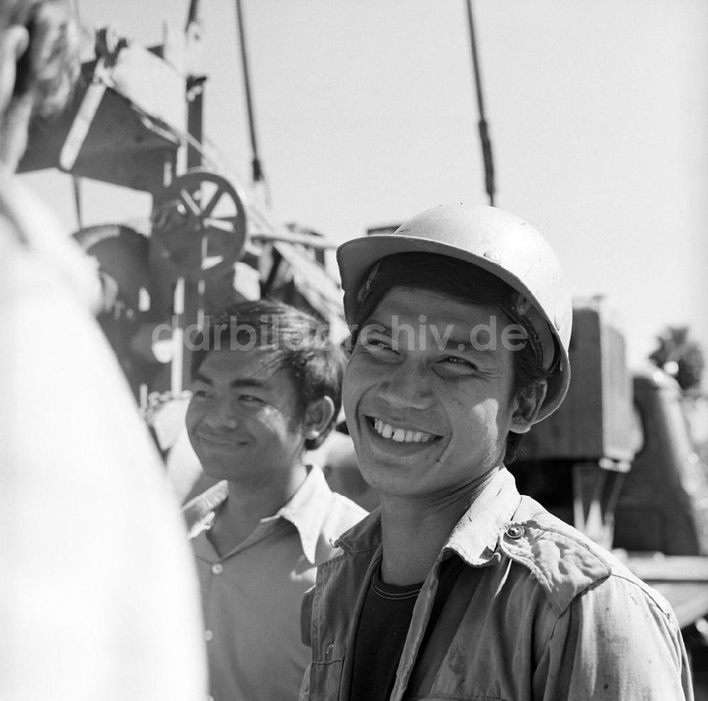 DDR-Bildarchiv: Vientiane - Laos historisch - Salzsiederdorf 1976