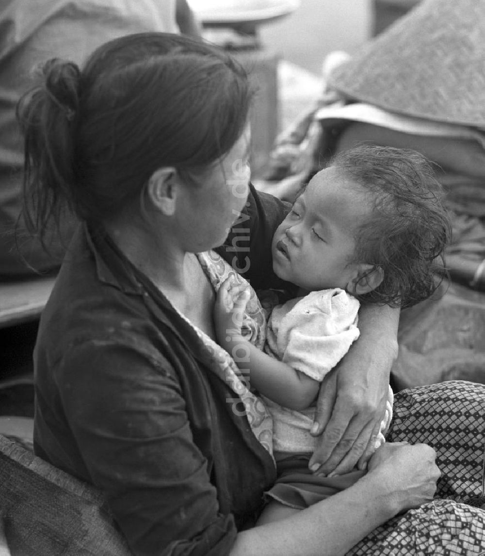 Vientiane: Laos historisch - Schlafendes Kind 1976