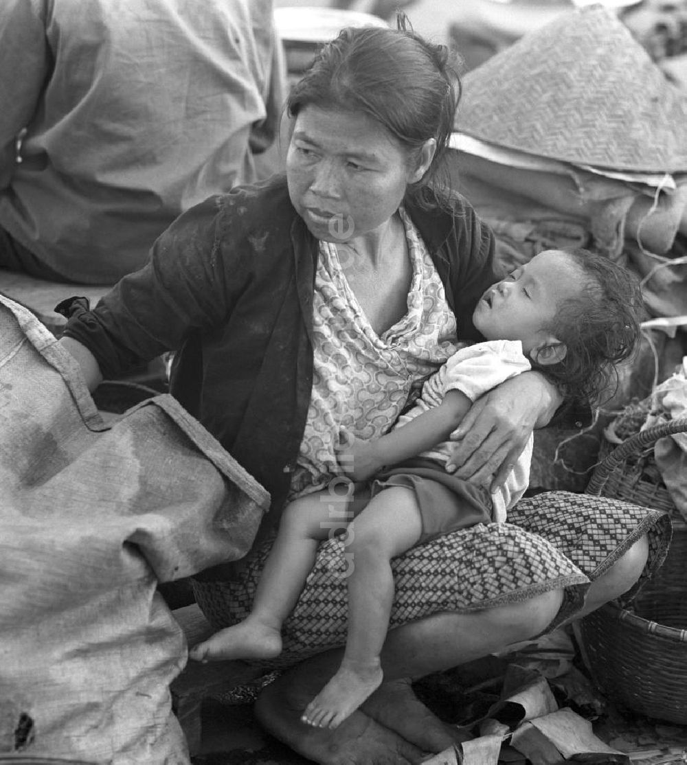 DDR-Fotoarchiv: Vientiane - Laos historisch - Schlafendes Kind 1976