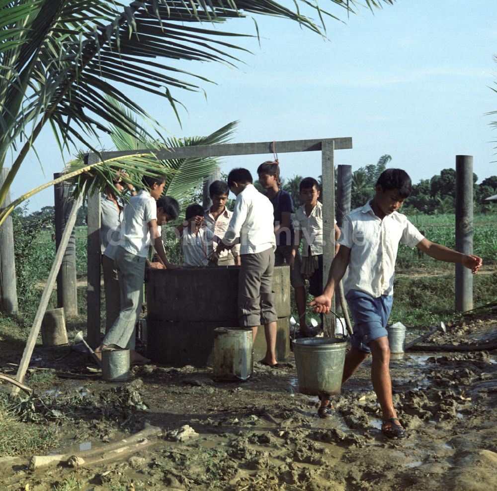 DDR-Fotoarchiv: Vientiane - Laos historisch - Schulgarten 1976