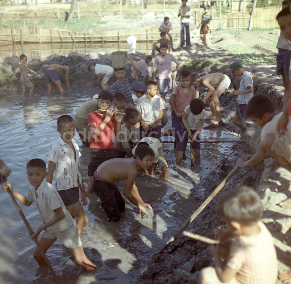 DDR-Fotoarchiv: Vientiane - Laos historisch - Schulkinder 1976
