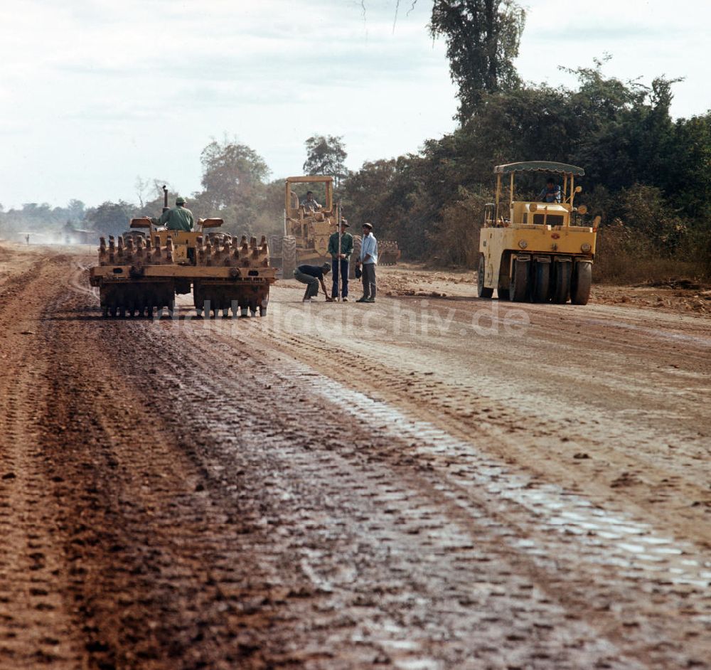 Ang Nam Ngum: Laos historisch - Straßenbau 1976