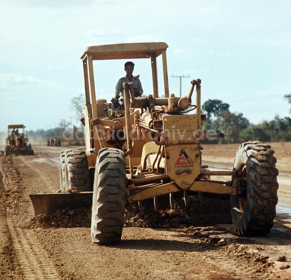 DDR-Bildarchiv: Ang Nam Ngum - Laos historisch - Straßenbau 1976