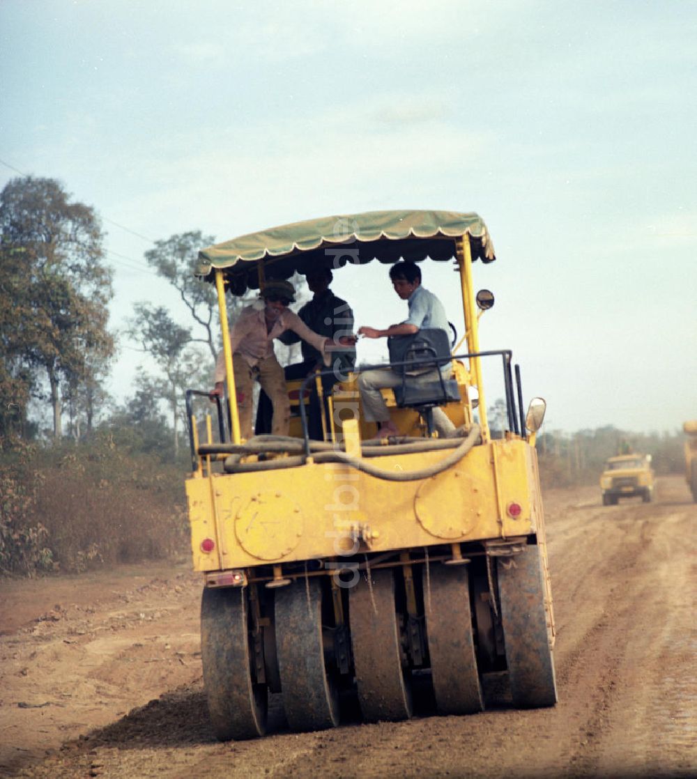 DDR-Fotoarchiv: Ang Nam Ngum - Laos historisch - Straßenbau 1976