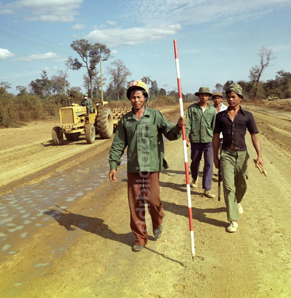 Ang Nam Ngum: Laos historisch - Straßenbau 1976
