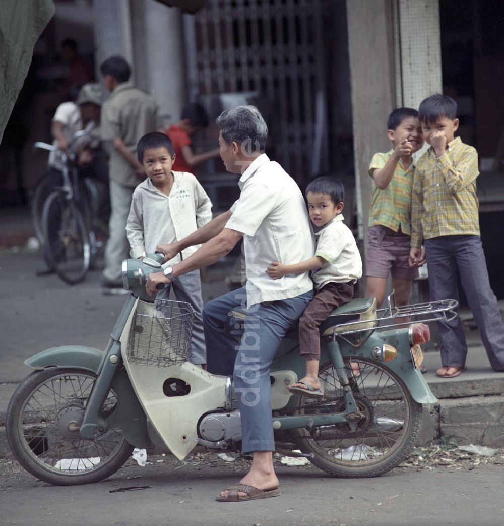 DDR-Fotoarchiv: Vientiane - Laos historisch - Straßenszene 1976