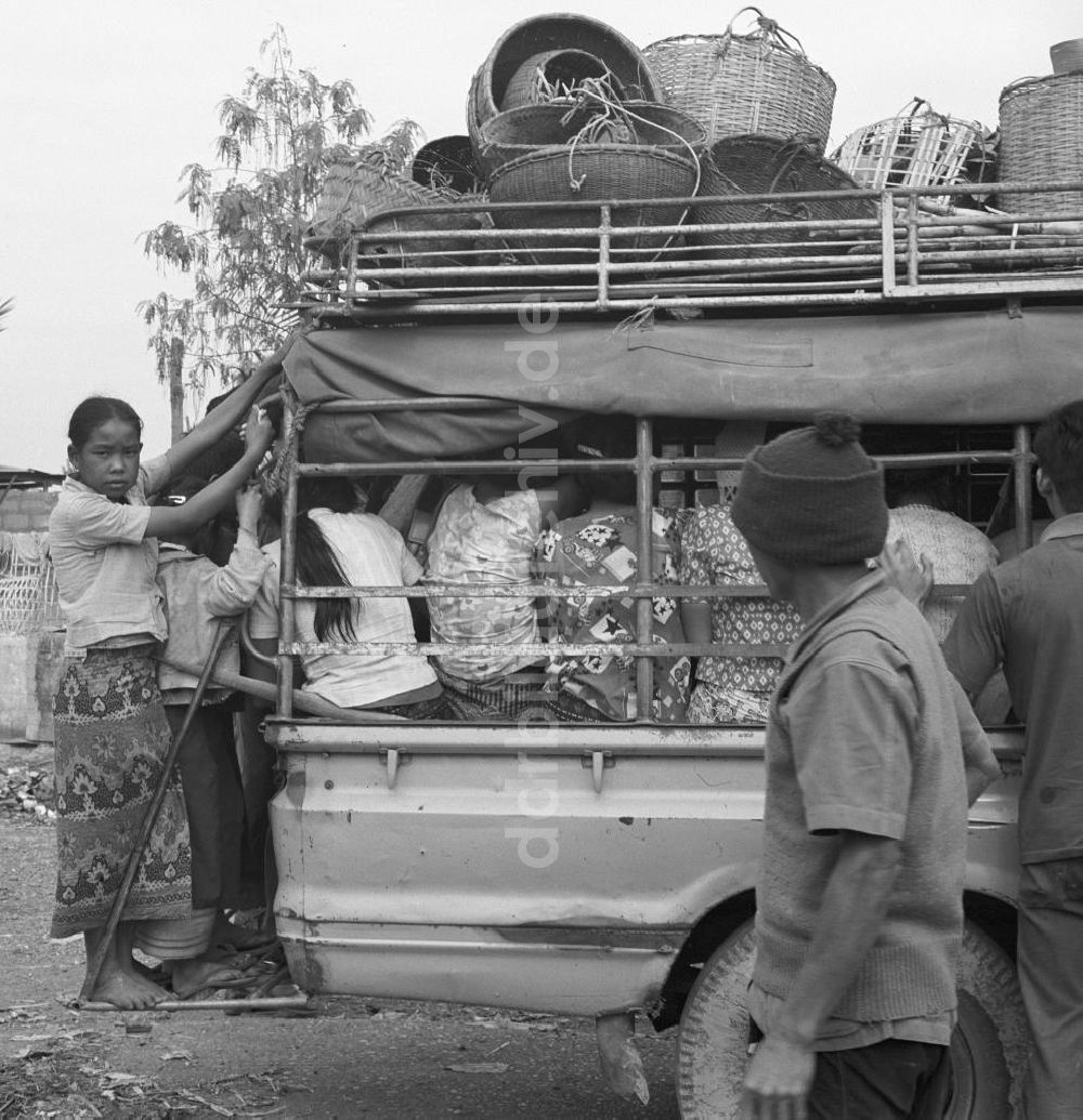 DDR-Fotoarchiv: Vientiane - Laos historisch - Straßenszene 1977