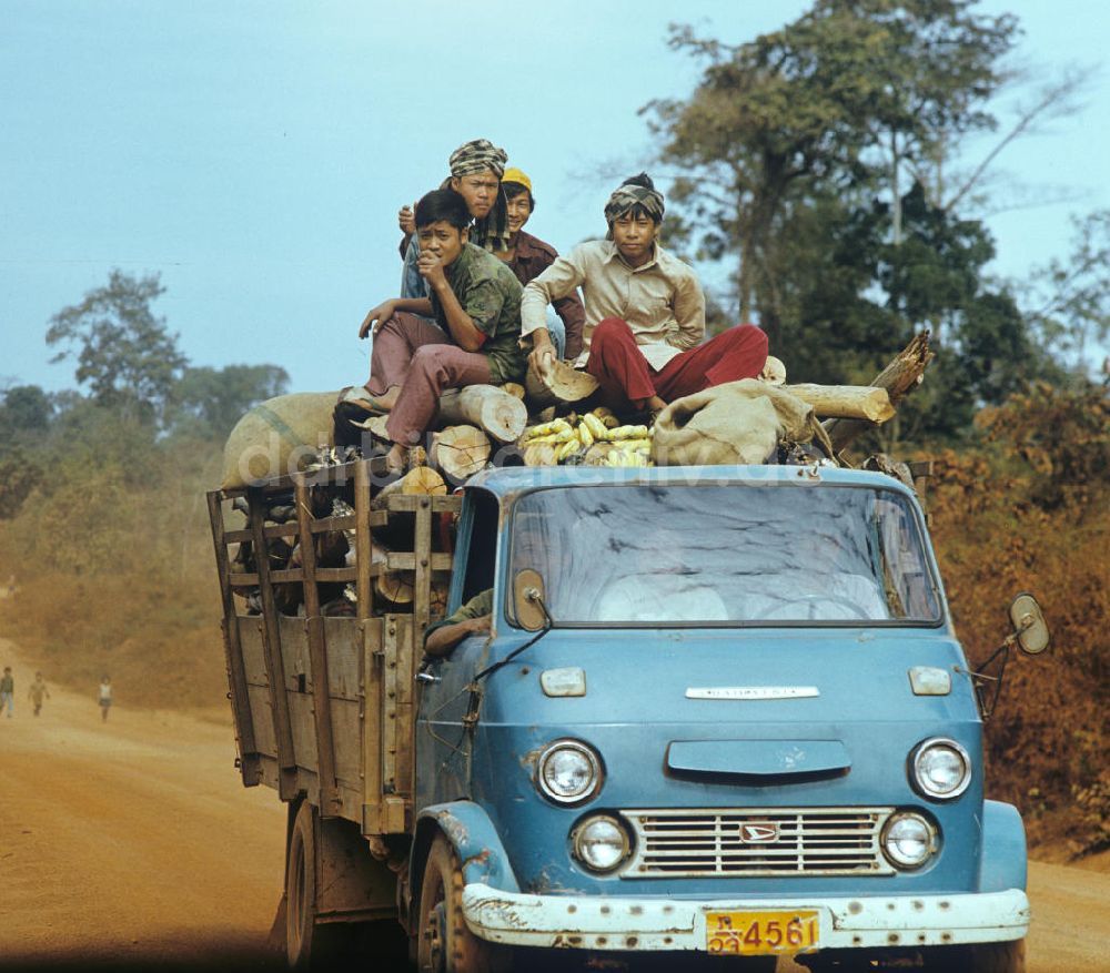DDR-Fotoarchiv: Ang Nam Ngum - Laos historisch - Straßenszene 1976