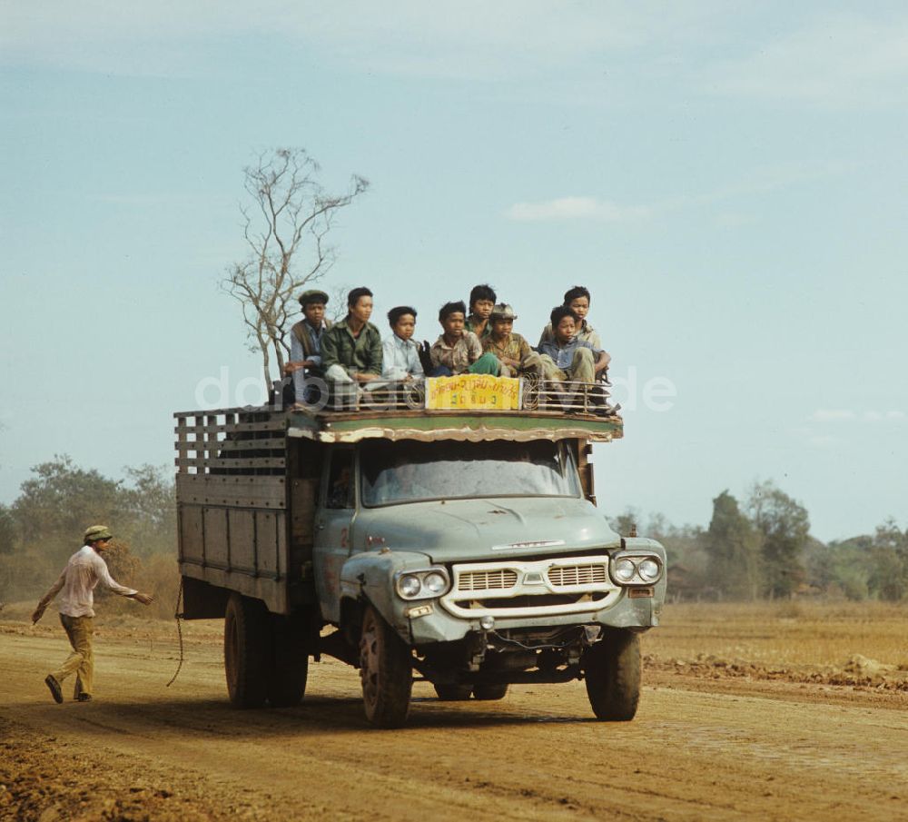 Ang Nam Ngum: Laos historisch - Straßenszene 1976