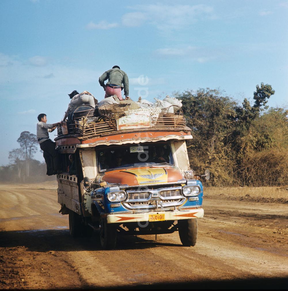 DDR-Bildarchiv: Ang Nam Ngum - Laos historisch - Straßenszene 1976