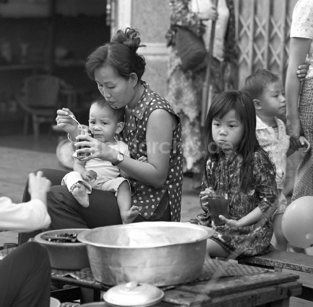 Vientiane: Laos historisch - Straßenszene in Vientiane 1976
