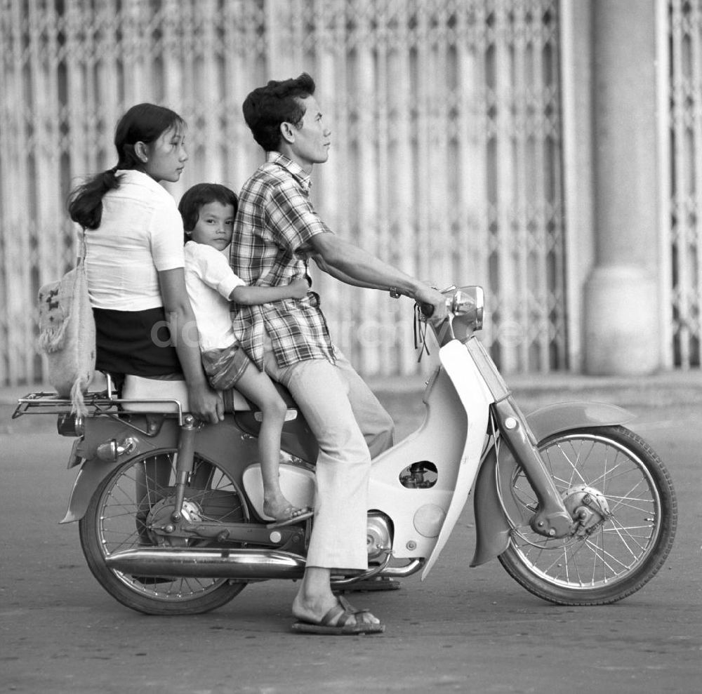 DDR-Bildarchiv: Vientiane - Laos historisch - Straßenszene in Vientiane 1976