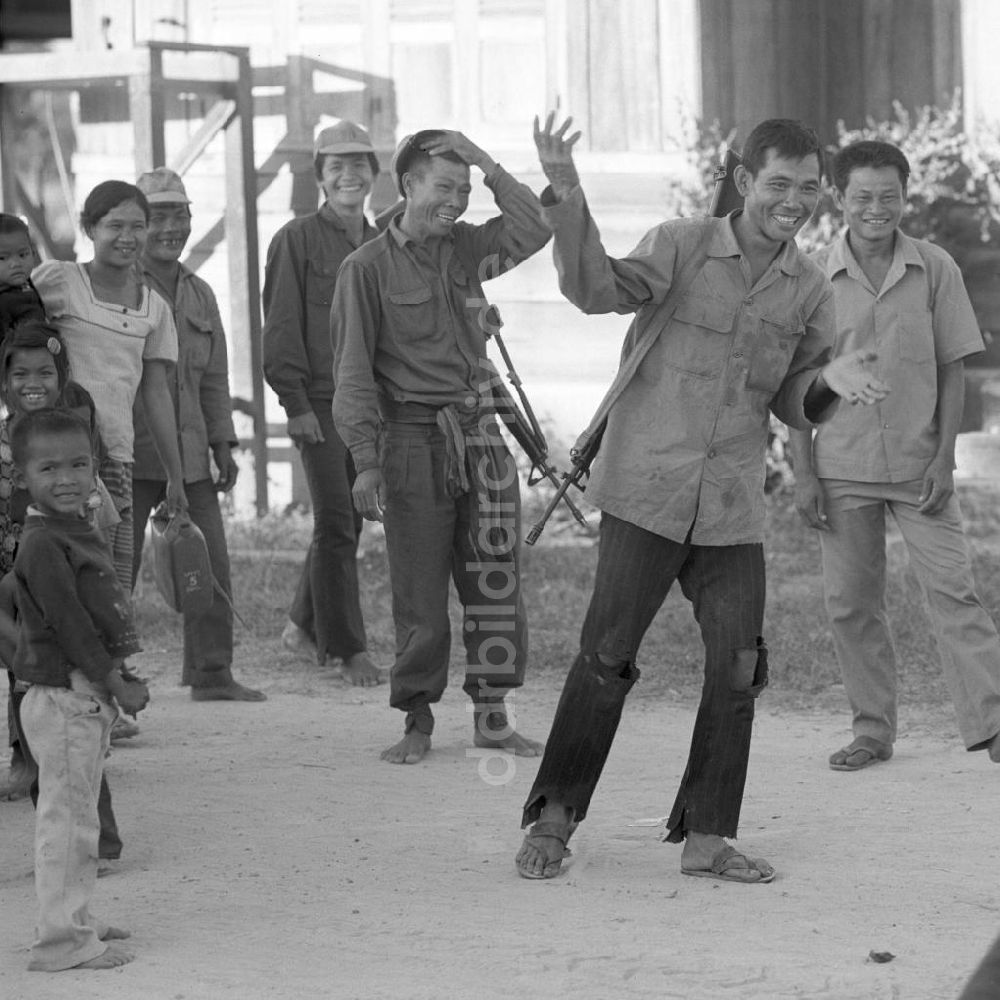 DDR-Bildarchiv: Vientiane - Laos historisch - Tanzender Soldat 1976