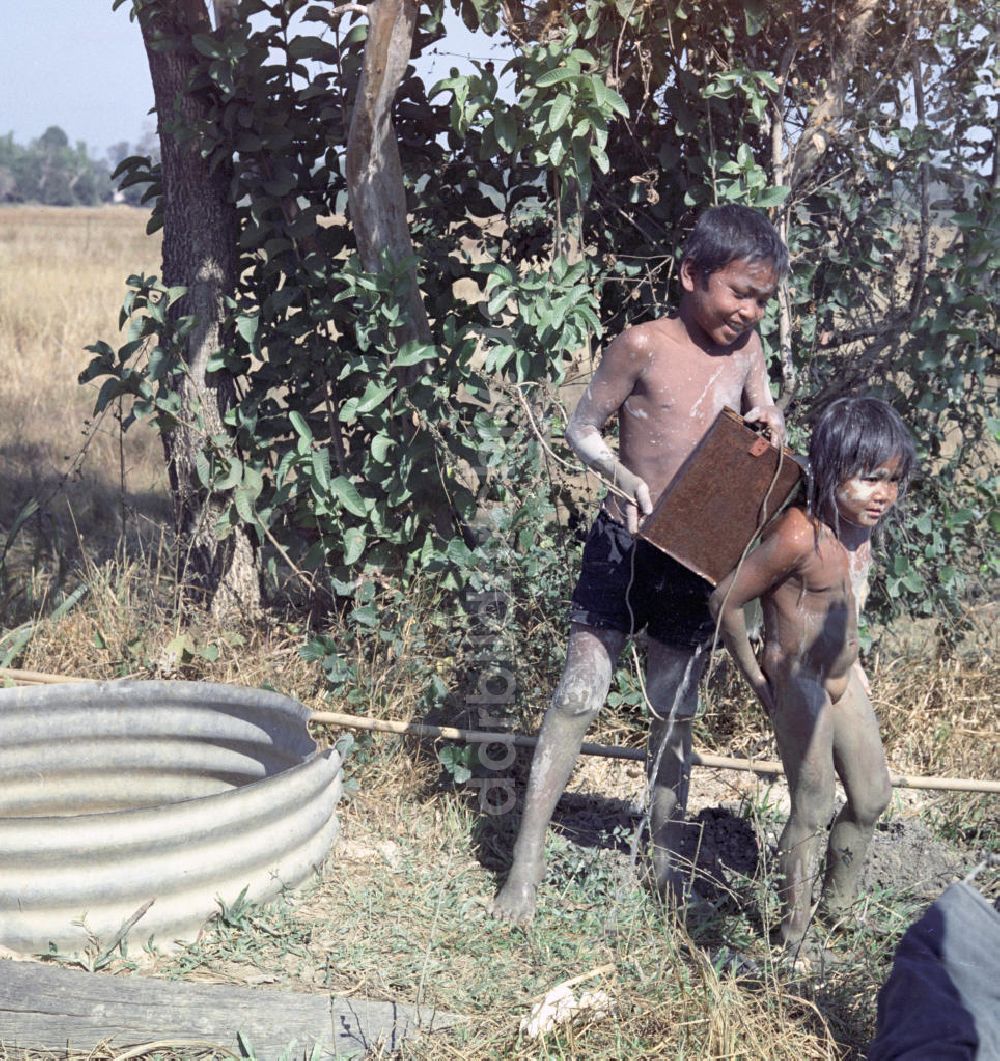 DDR-Fotoarchiv: Vientiane - Laos historisch - Waschen 1976