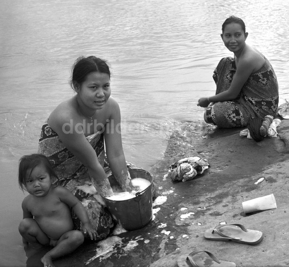 Nam Ngum: Laos historisch - Waschen im Mekong 1976
