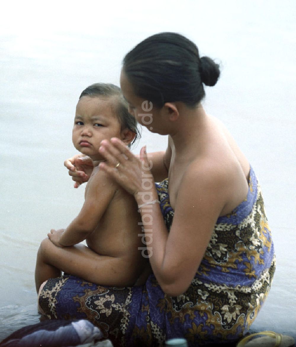 DDR-Bildarchiv: Nam Ngum - Laos historisch - Waschen im Mekong 1976