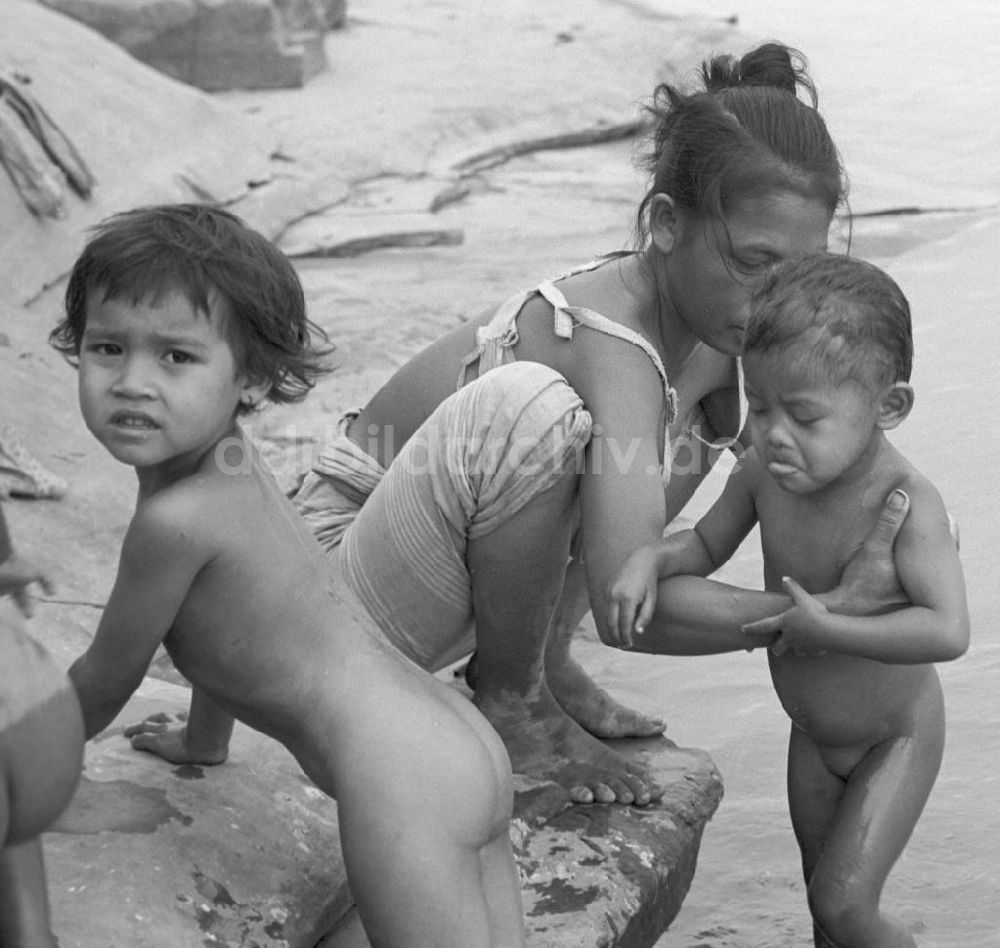 DDR-Fotoarchiv: Nam Ngum - Laos historisch - Waschen im Mekong 1976