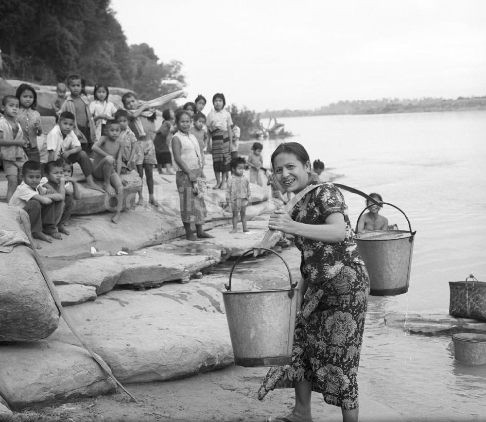 DDR-Fotoarchiv: Nam Ngum - Laos historisch - Waschen im Mekong 1976