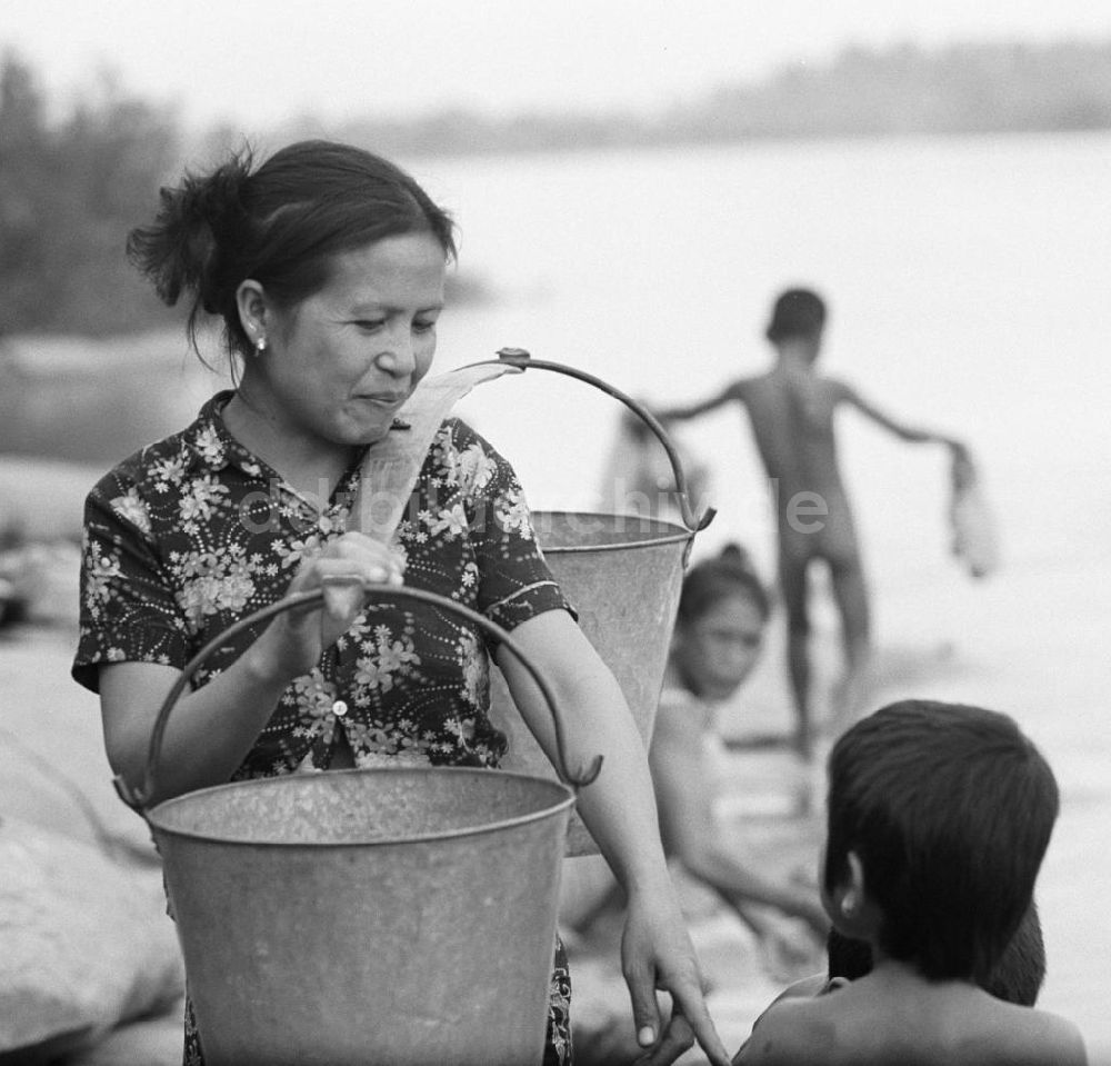 DDR-Bildarchiv: Nam Ngum - Laos historisch - Waschen im Mekong 1976