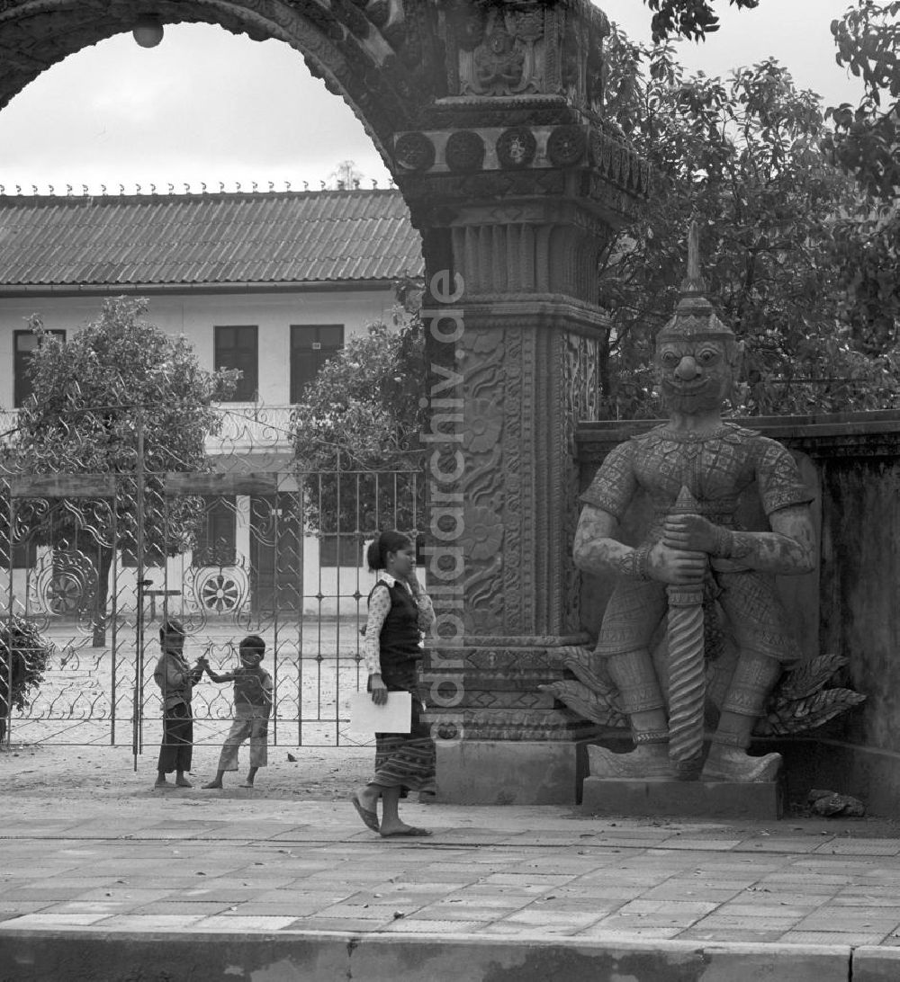 DDR-Bildarchiv: Vientiane - Laos historisch - Wächter 1977