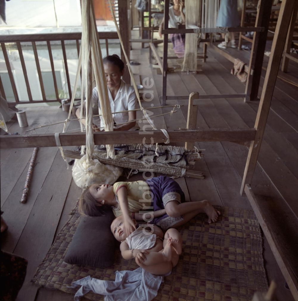DDR-Fotoarchiv: Vientiane - Laos historisch - Weberei 1976