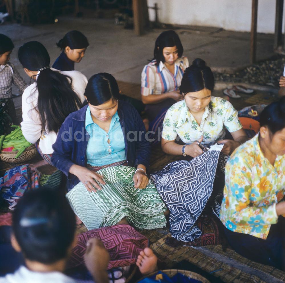 DDR-Bildarchiv: Vientiane - Laos historisch - Weberei 1976