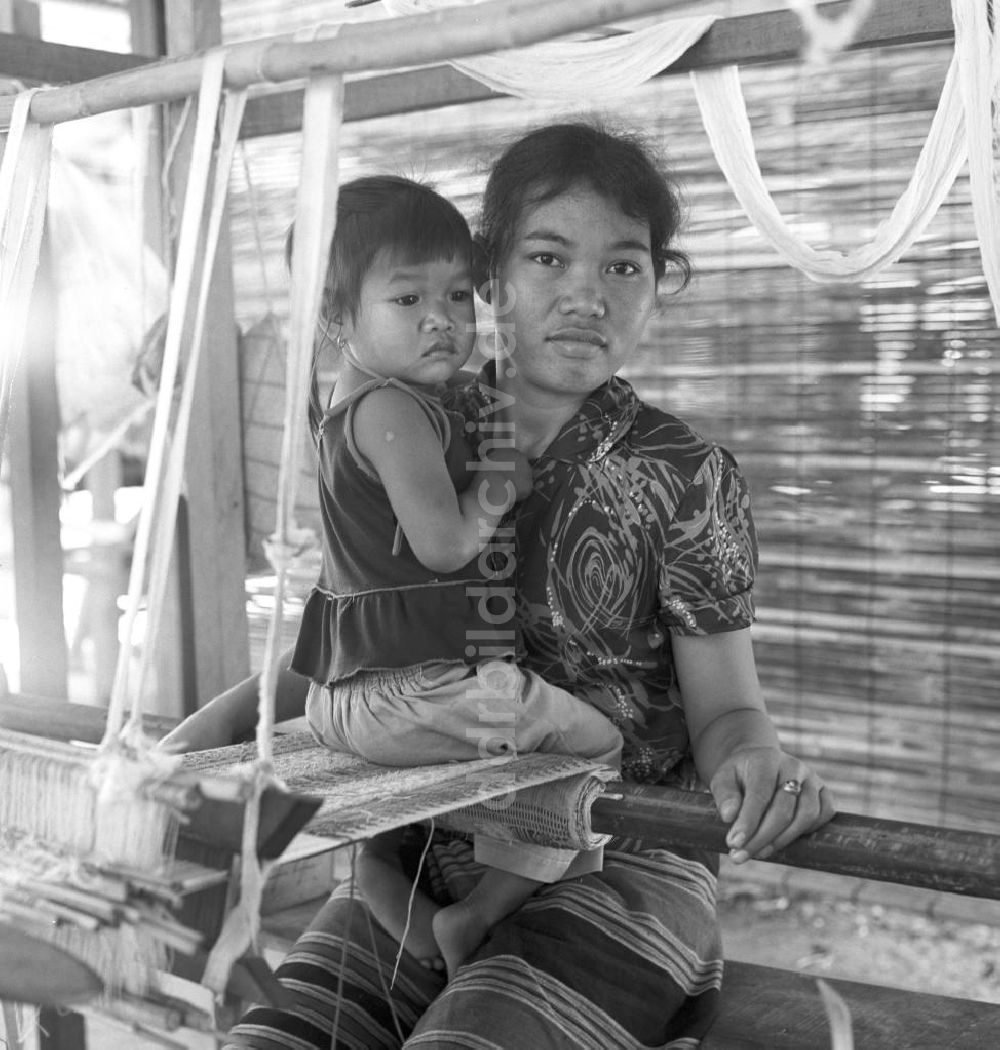 DDR-Fotoarchiv: Vientiane - Laos historisch - Weberei - Mutter mit Kind 1976