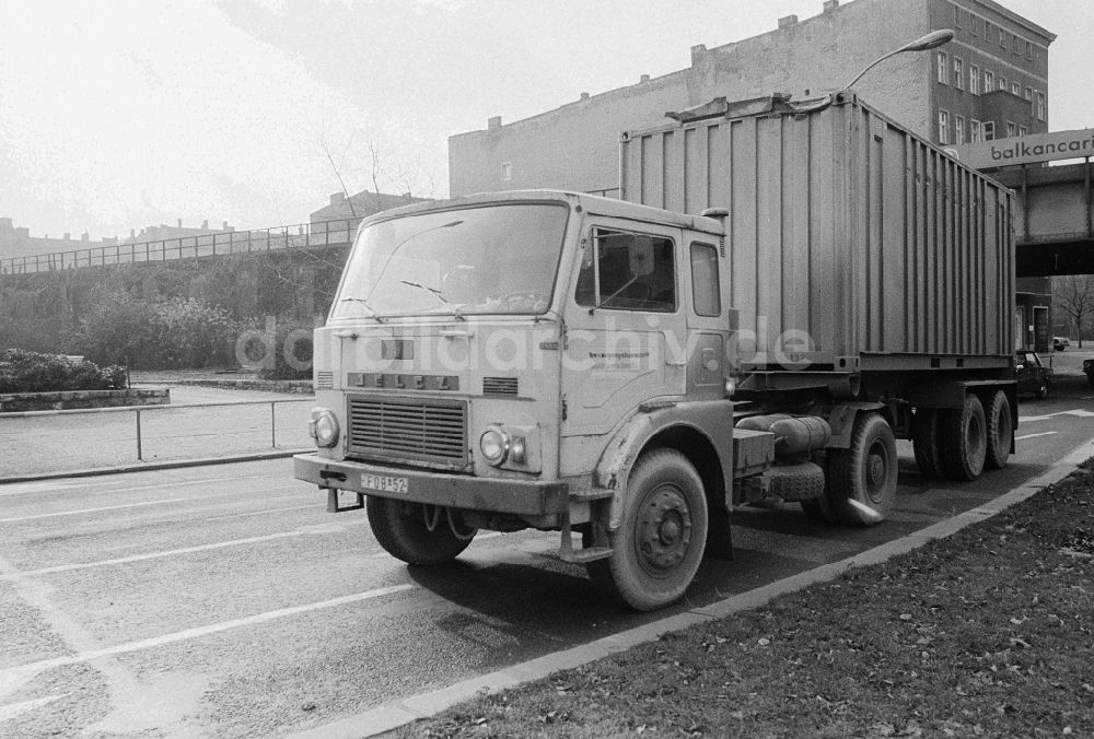 DDR-Bildarchiv: Berlin - Lastkraftwagen Jelcz 315 auf der Frankfurter Allee in Berlin, der ehemaligen Hauptstadt der DDR, Deutsche Demokratische Republik