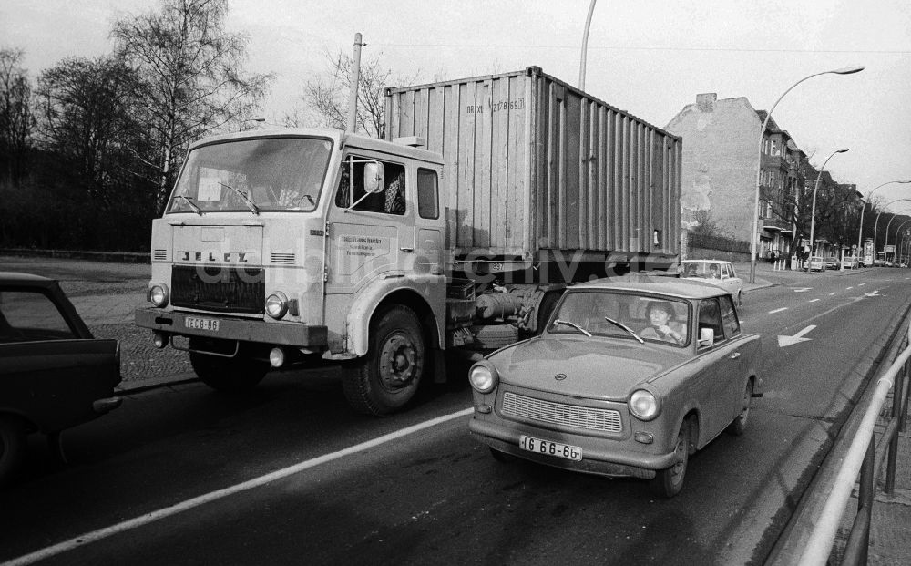 DDR-Fotoarchiv: Berlin - Lastkraftwagen Jelcz 315 auf der Frankfurter Allee in Berlin, der ehemaligen Hauptstadt der DDR, Deutsche Demokratische Republik