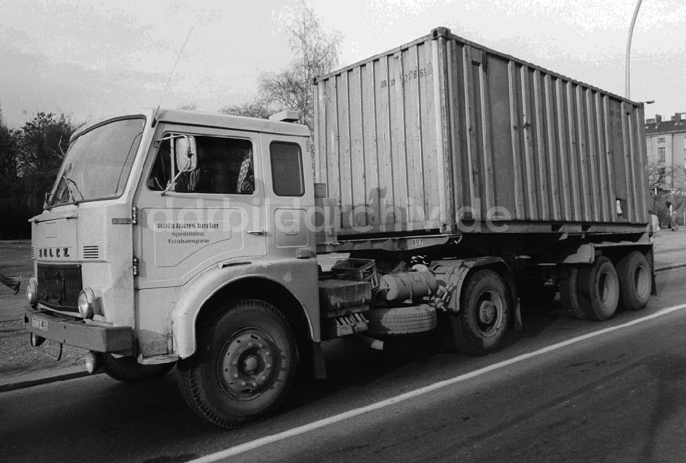 Berlin: Lastkraftwagen Jelcz 315 auf der Frankfurter Allee in Berlin, der ehemaligen Hauptstadt der DDR, Deutsche Demokratische Republik
