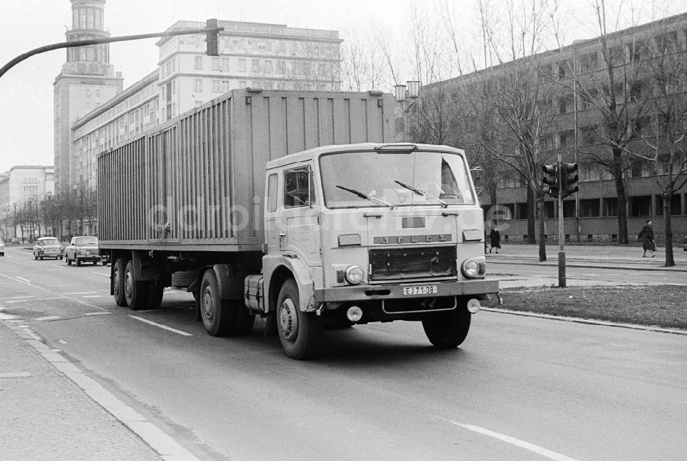 DDR-Fotoarchiv: Berlin - Lastkraftwagen Jelcz 315 auf der Frankfurter Allee in Berlin, der ehemaligen Hauptstadt der DDR, Deutsche Demokratische Republik