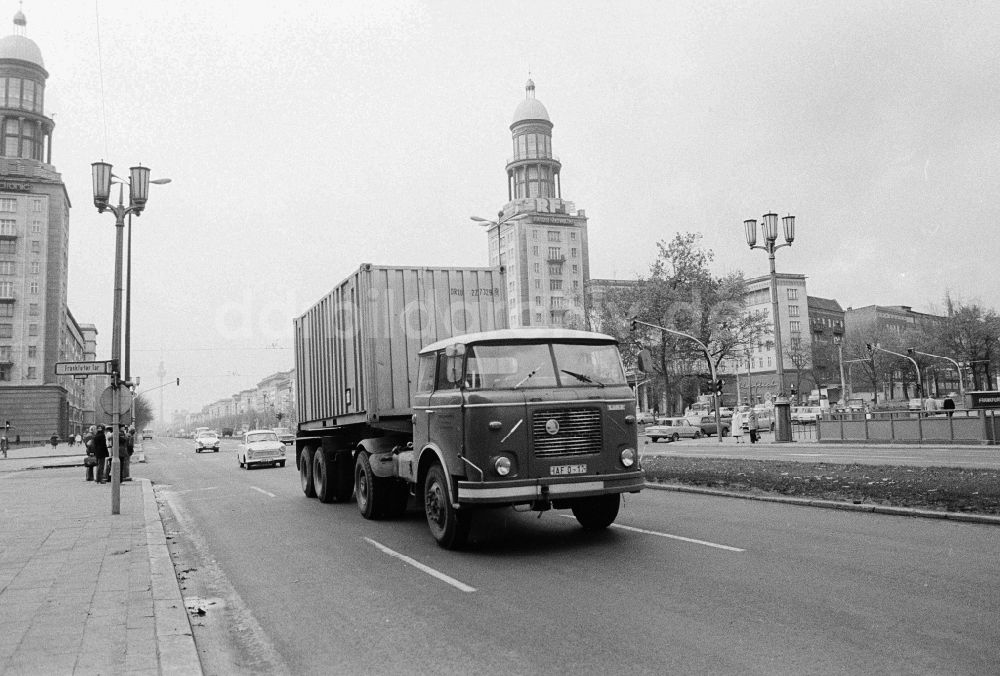 DDR-Bildarchiv: Berlin - Lastkraftwagen des tschechoslowakischen Nutzfahrzeugherstellers LIAZ auf der Frankfurter Allee in Berlin, der ehemaligen Hauptstadt der DDR, Deutsche Demokratische Republik