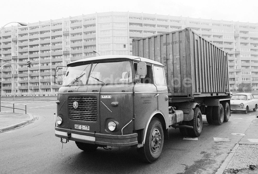 Berlin: Lastkraftwagen des tschechoslowakischen Nutzfahrzeugherstellers LIAZ auf der Lichtenberger Straße in Berlin, der ehemaligen Hauptstadt der DDR, Deutsche Demokratische Republik