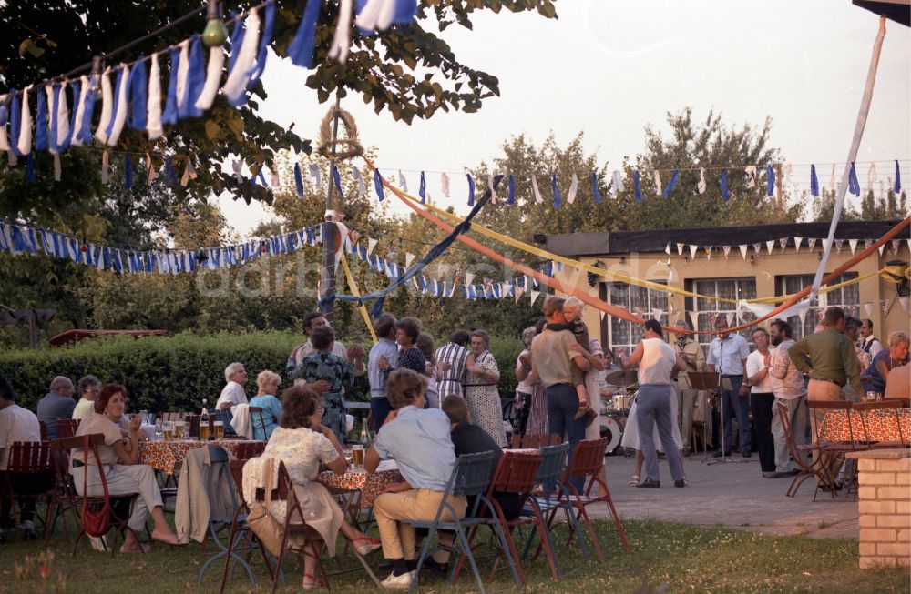DDR-Bildarchiv: Berlin - Laubenpieperfest in Pankow Heinersdorf Kleingartenanlage in Berlin in der DDR