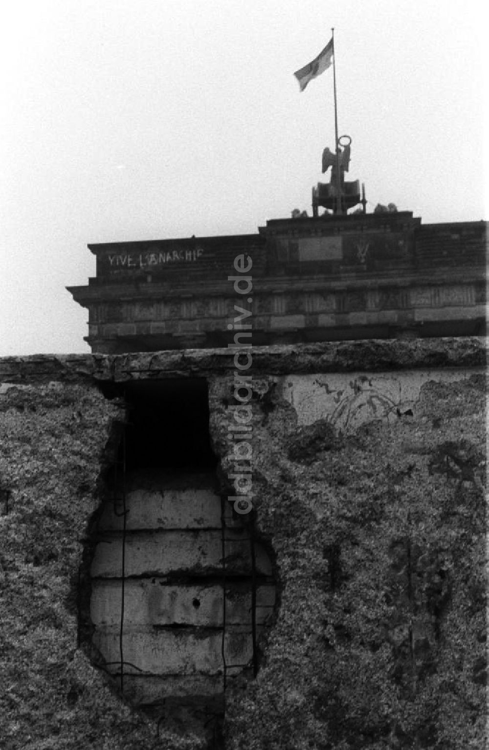 DDR-Bildarchiv: Berlin - Löchrige Mauer am Brandenburger Tor in Berlin