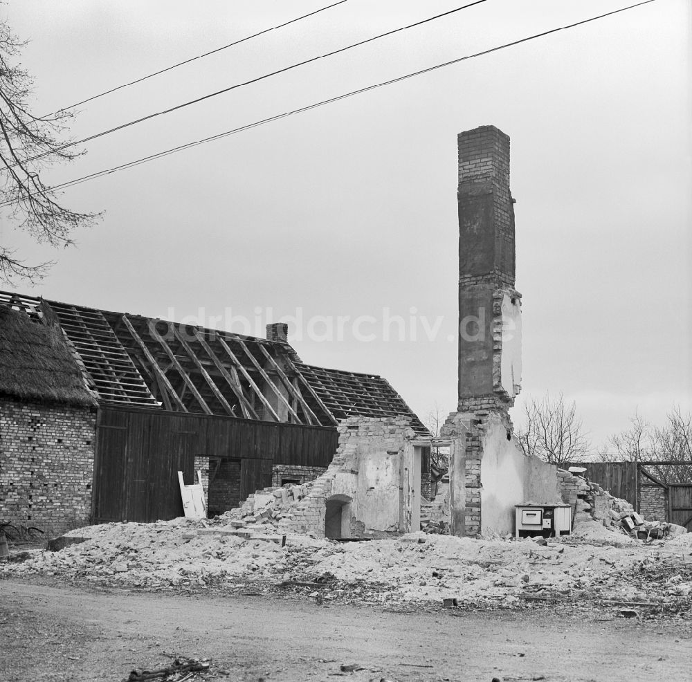 DDR-Bildarchiv: Groß-Lübbenau - Leerstehendes Gebäude nach der Räumung für eine Tagebauerweiterung in Groß-Lübbenau in der DDR