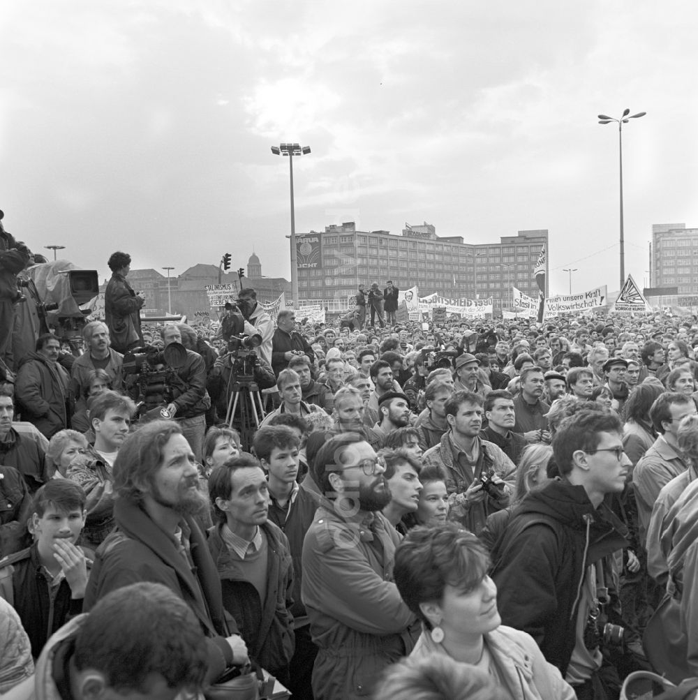 Berlin: Legendäre Großdemonstration zur Reformation der DDR am 4. November 1989 in Berlin-Mitte