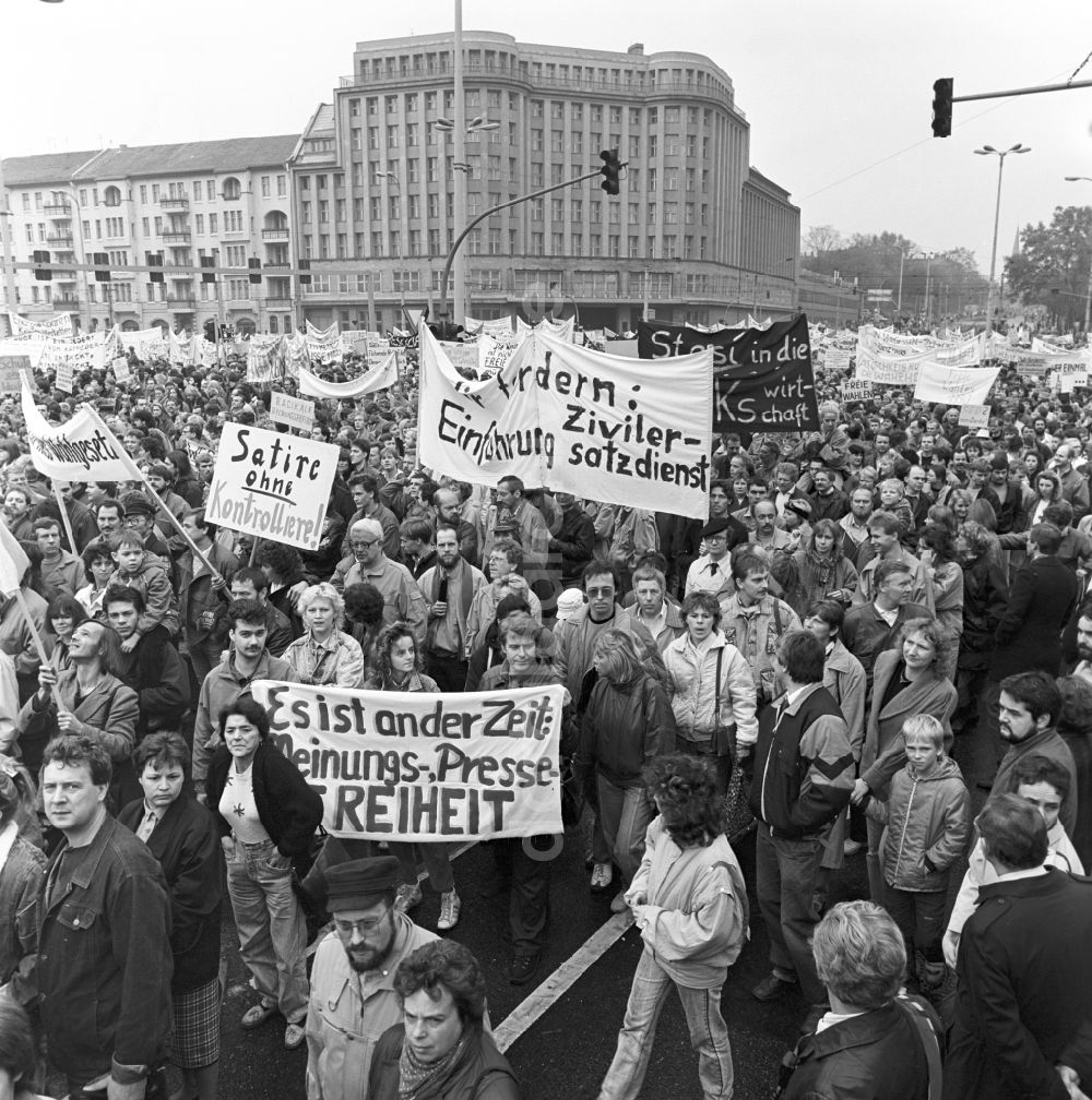 DDR-Bildarchiv: Berlin - Legendäre Großdemonstration zur Reformation der DDR am 4. November 1989 in Berlin-Mitte