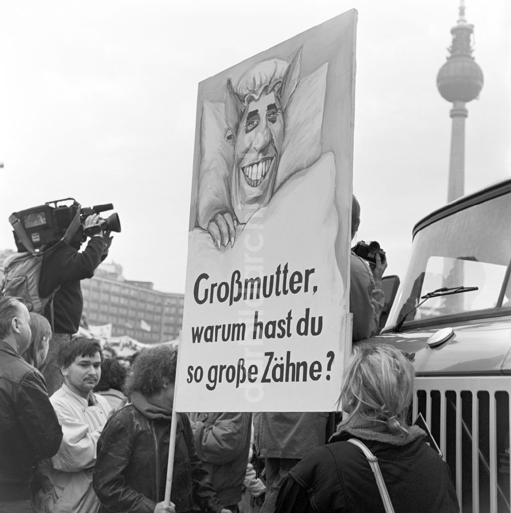 Berlin: Legendäre Großdemonstration zur Reformation der DDR am 4. November 1989 in Berlin-Mitte