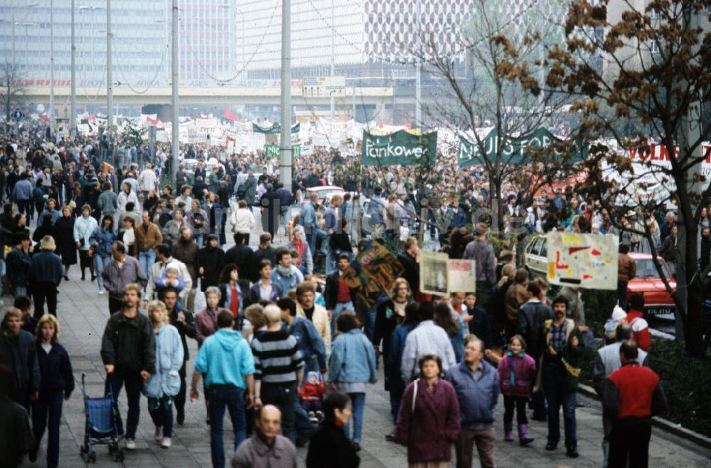DDR-Bildarchiv: Berlin - Legendäre Großdemonstration zur Reformation der DDR