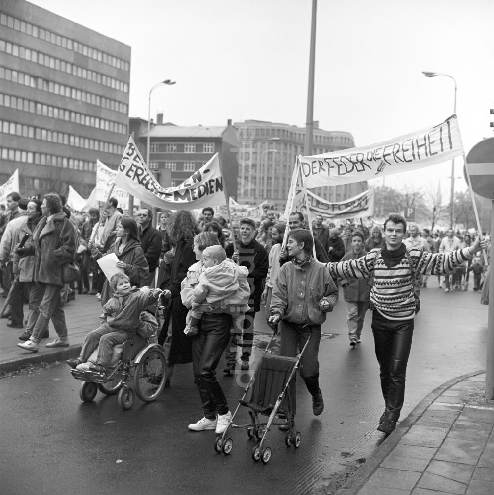 DDR-Bildarchiv: Berlin - Legendäre Großdemonstration zur Reformation der DDR am 4. November 1989 in Berlin-Mitte