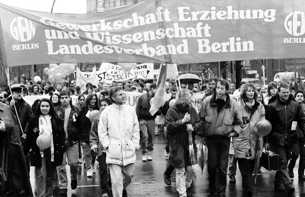 DDR-Fotoarchiv: Berlin - 25.03.92 Lehre Demo in Westberlin