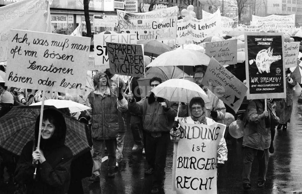 DDR-Bildarchiv: Berlin - 25.03.92 Lehre Demo in Westberlin