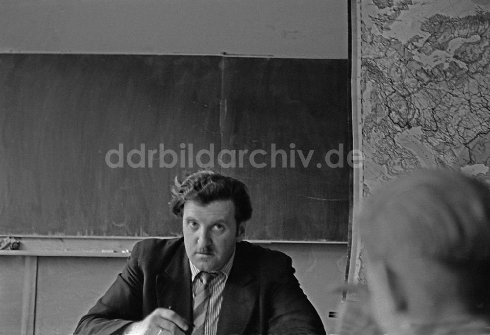 Berlin: Lehrer im Unterricht in einem Klassenraum in Berlin in der DDR