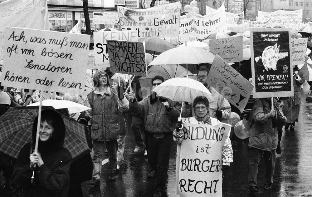 DDR-Bildarchiv: Berlin - Lehrerdemo in Westberlin 25.03.92 Foto: Lange Umschlag 967