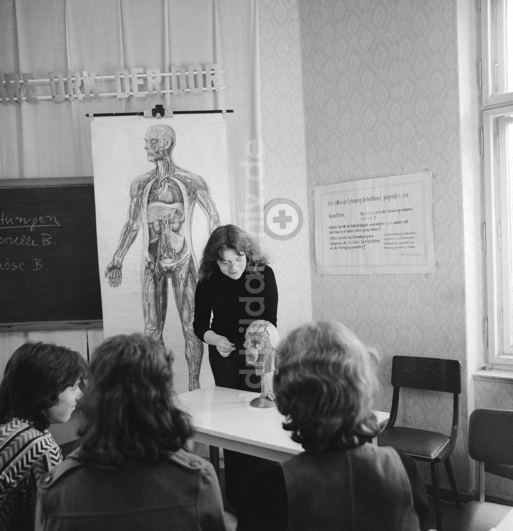 DDR-Fotoarchiv: Berlin - Lehrgang beim DRK, Deutschen Roten Kreuz, in Berlin