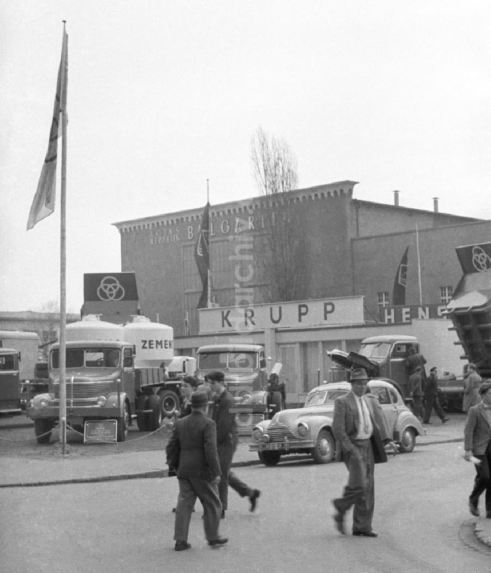 DDR-Fotoarchiv: Leipzig - Lehrschau der Standardisierung - Fahrzeuge von Ausstellern aus der BRD und Halle der VR Bulgarien, Leipzig 1959